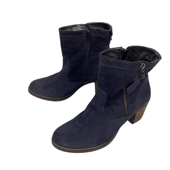 Taos Standout Suede Embossed Boot Black - Picture 13 of 13